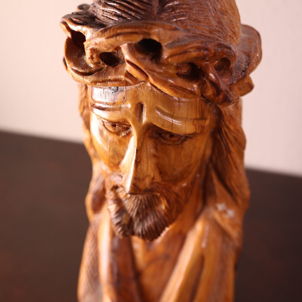 Vintage carving of Jesus Christ in Wood - Picture 3 of 13